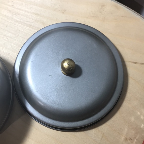 2 round metal containers - Picture 5 of 8
